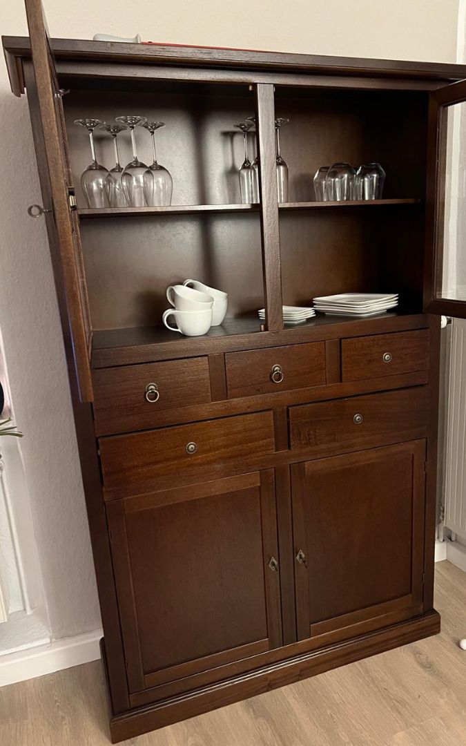 Dettaglio dispensa noce scuro, perfetta per organizzare la cucina in stile classico.